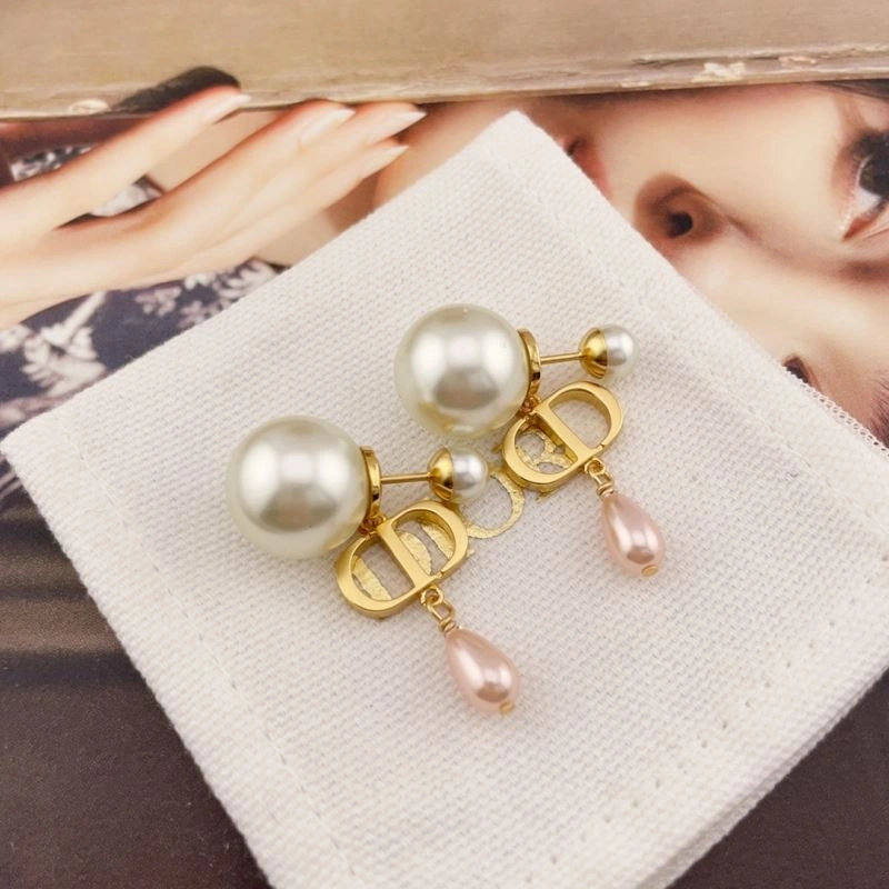 Trendsetting Christian Dior Earrings 234509