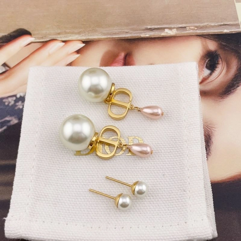 Trendsetting Christian Dior Earrings 234509