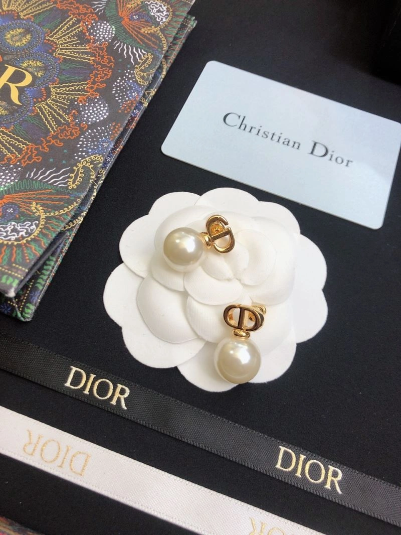 Functional Christian Dior Earrings 234446