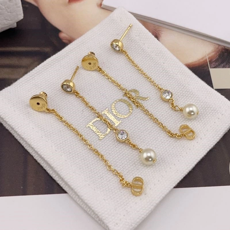 Supportive Christian Dior Earrings 234115