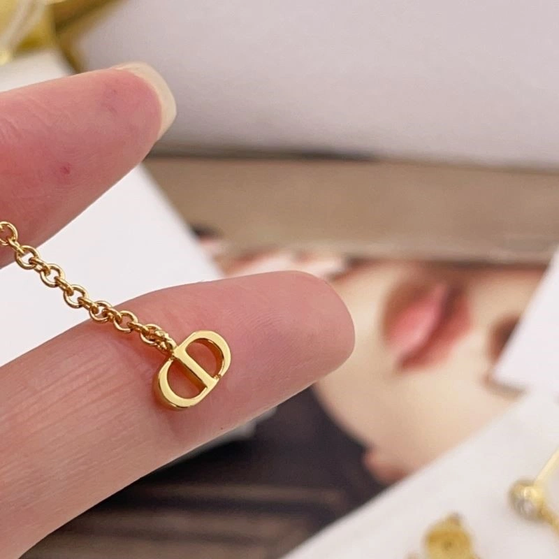 Supportive Christian Dior Earrings 234115