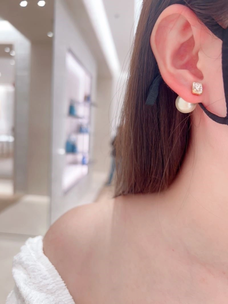Cozy Christian Dior Earrings 233932