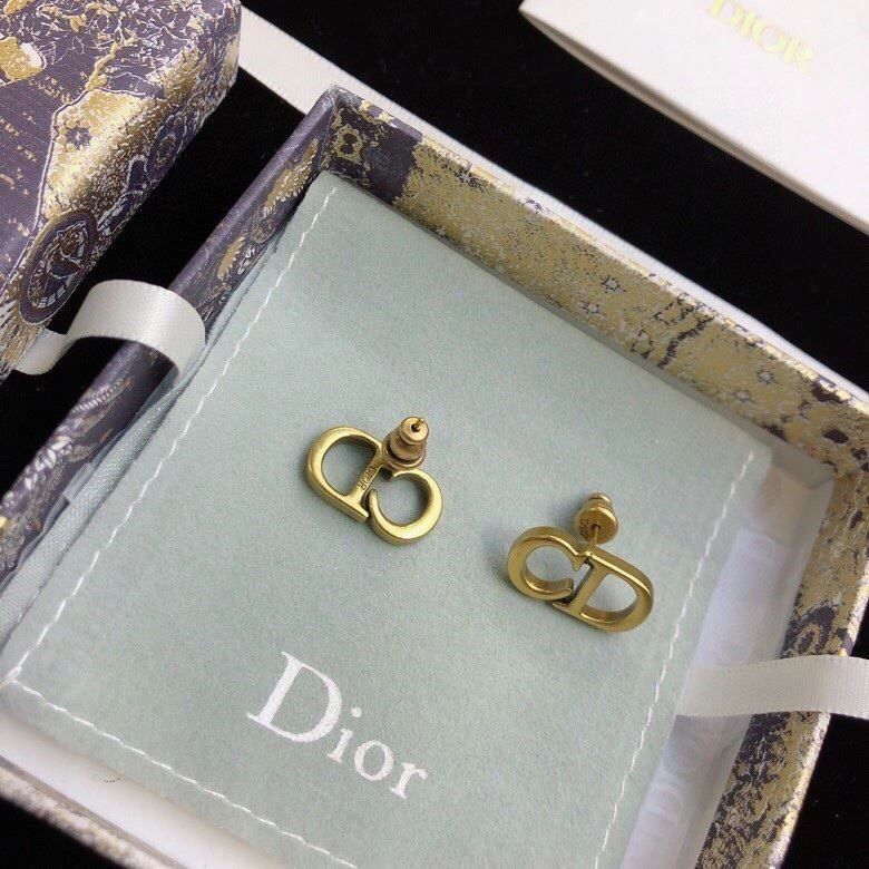 Effortless Christian Dior Earrings 233904