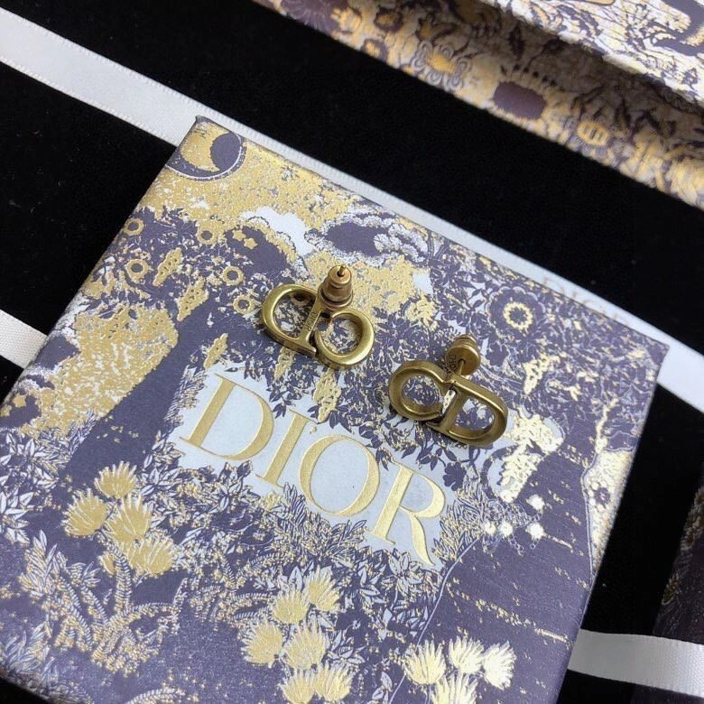 Effortless Christian Dior Earrings 233904