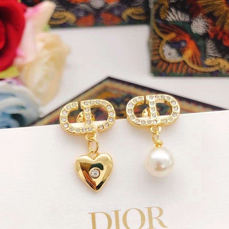 Effortless Christian Dior Earrings 233611