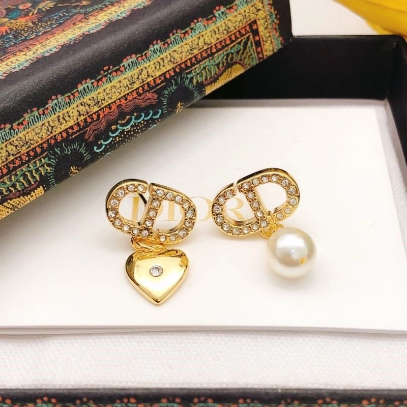 Effortless Christian Dior Earrings 233611