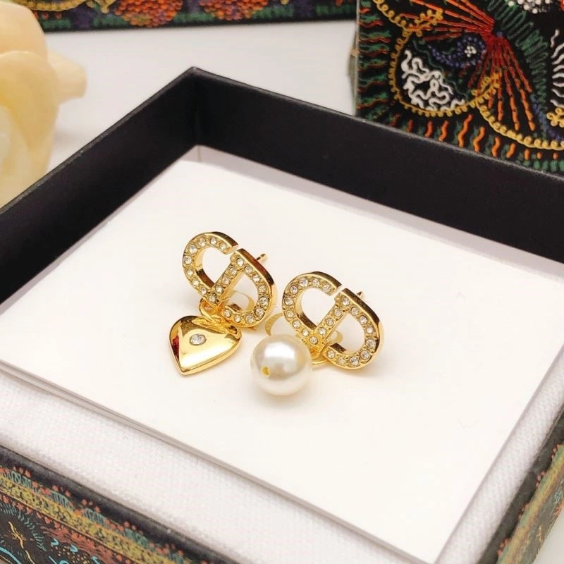 Effortless Christian Dior Earrings 233611