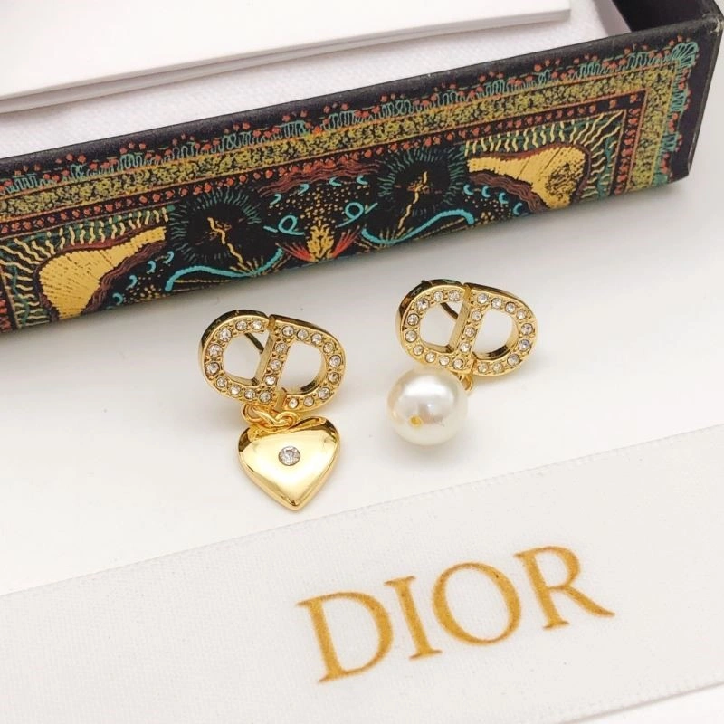 Effortless Christian Dior Earrings 233611