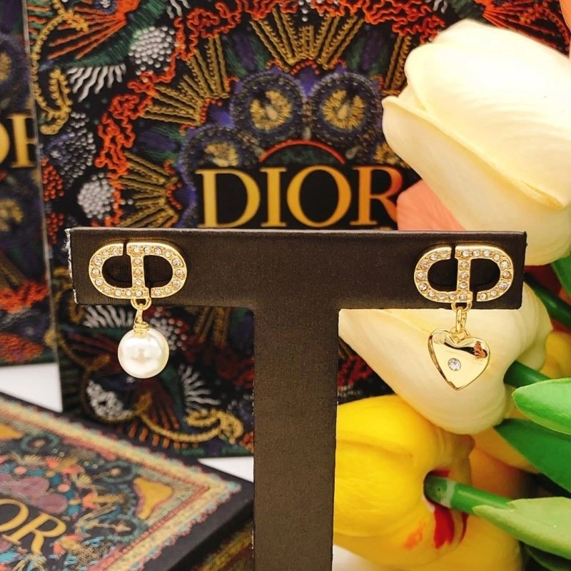 Effortless Christian Dior Earrings 233611