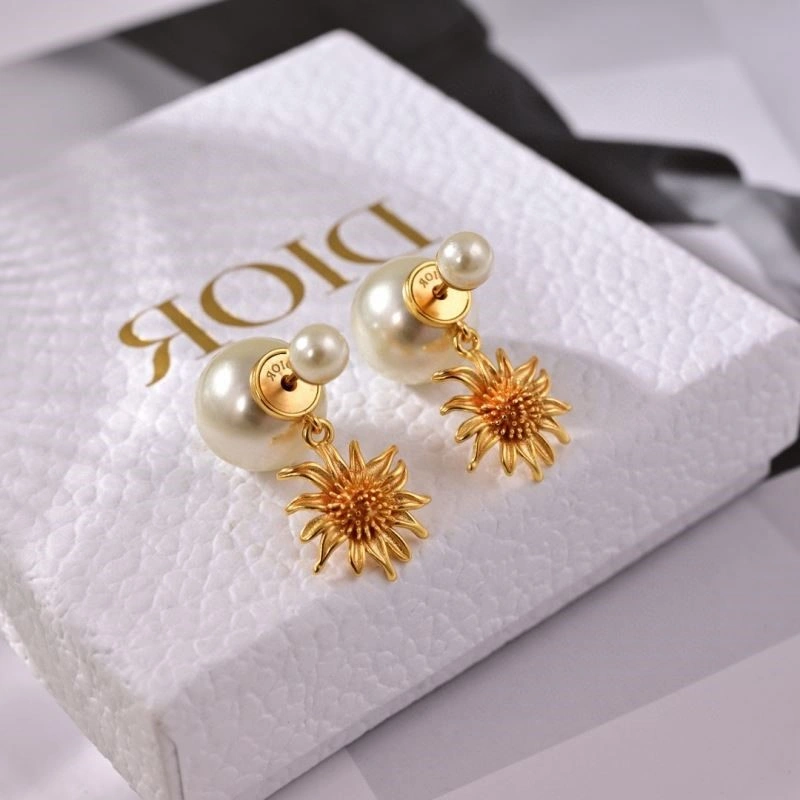 Functional Christian Dior Earrings 233594