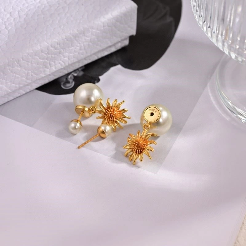 Functional Christian Dior Earrings 233594