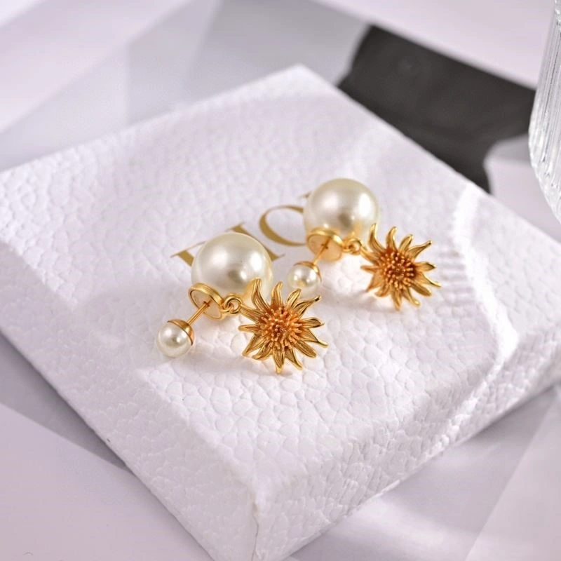 Functional Christian Dior Earrings 233594
