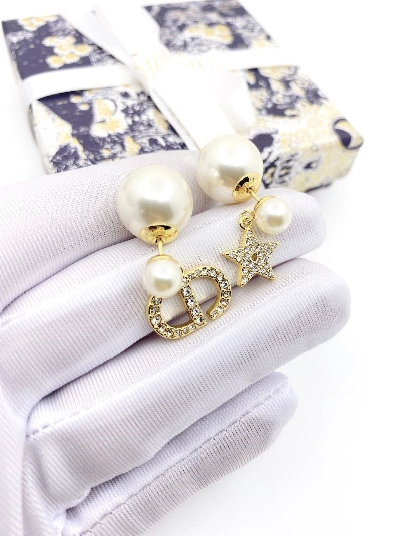 Effortless Christian Dior Earrings 233233