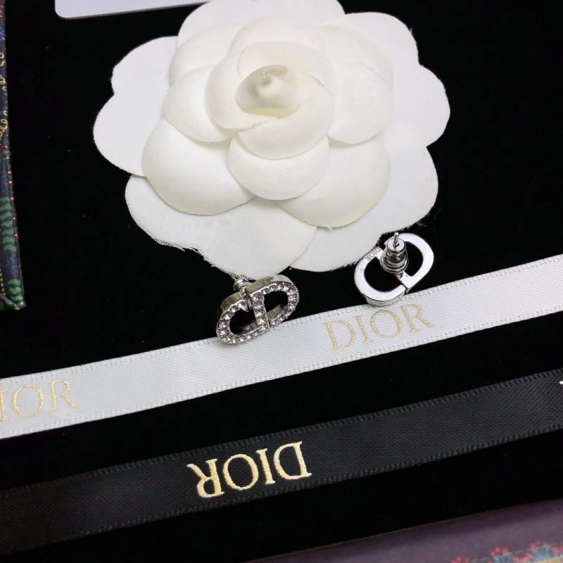 Effortless Christian Dior Earrings 233207