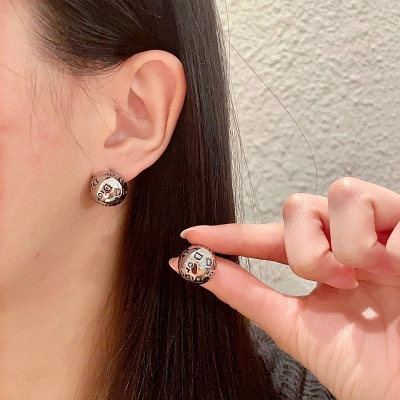 Supportive Christian Dior Earrings 233086