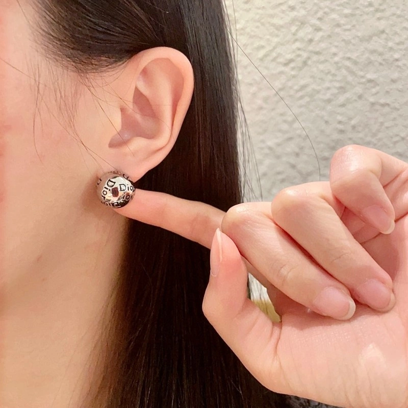 Supportive Christian Dior Earrings 233086