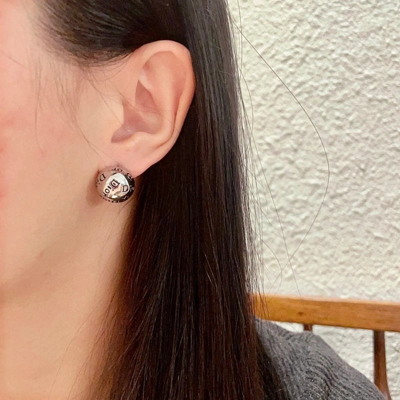 Supportive Christian Dior Earrings 233086