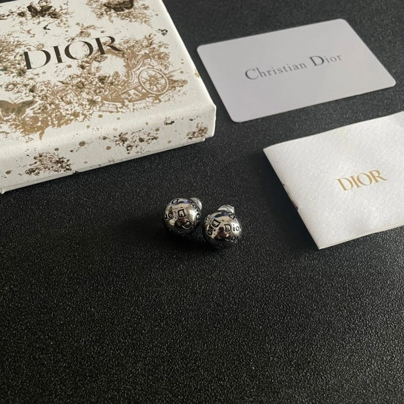Supportive Christian Dior Earrings 233086