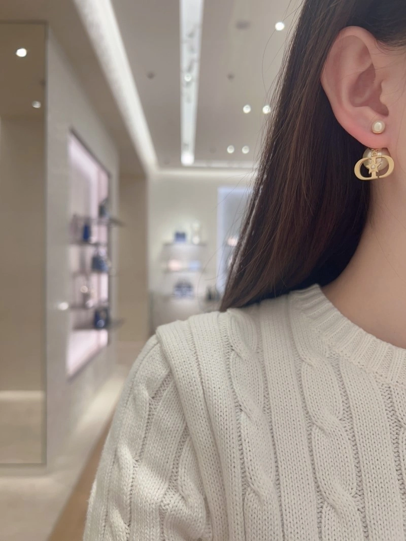 Minimalist Christian Dior Earrings 232882