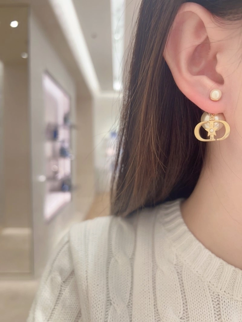 Minimalist Christian Dior Earrings 232882
