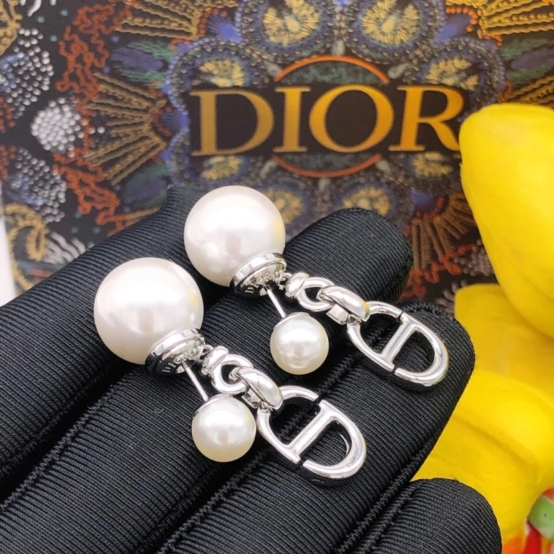 Christian Dior Earrings Fashionable 232832
