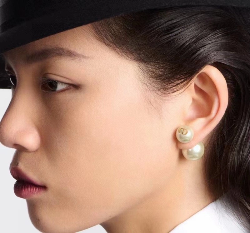 Minimalist Christian Dior Earrings 232787