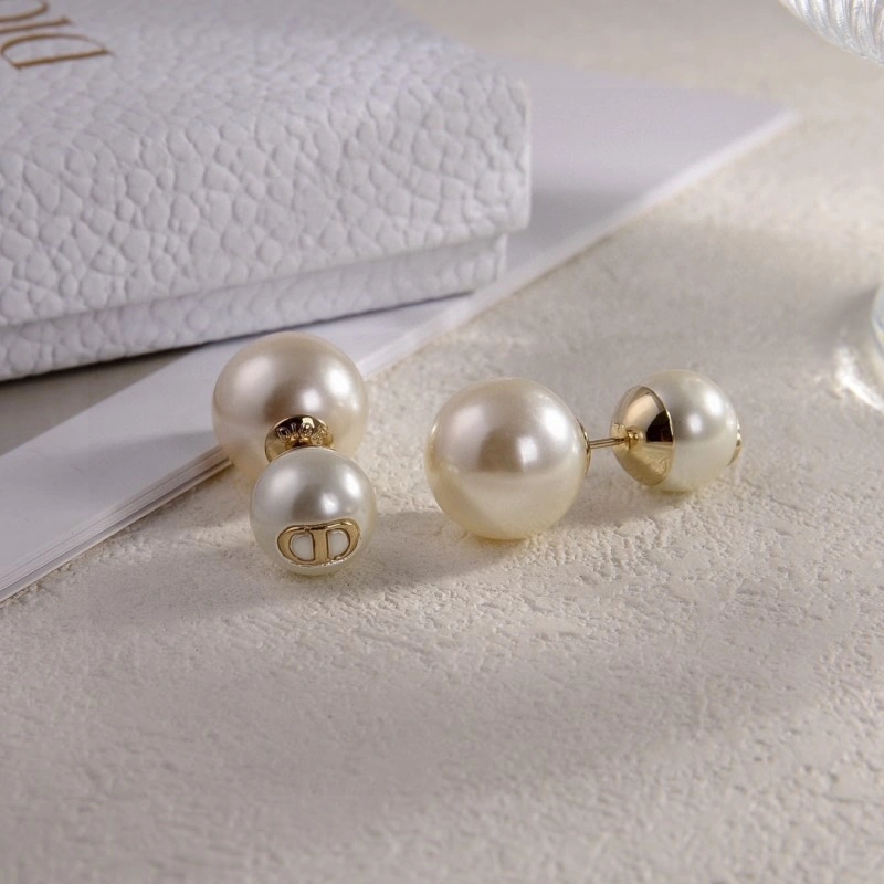 Minimalist Christian Dior Earrings 232787