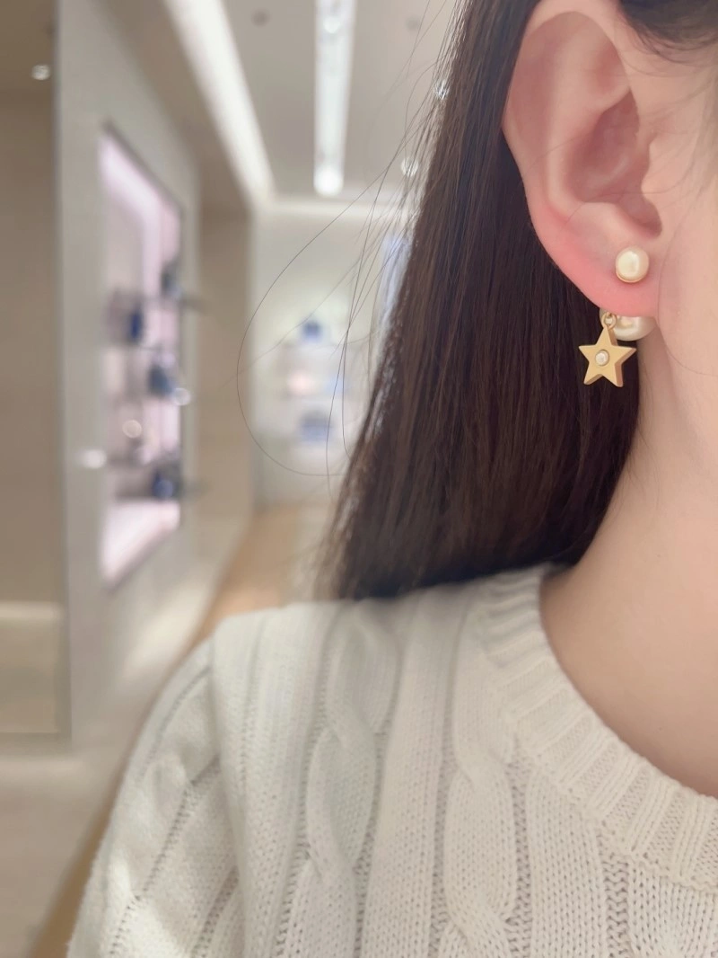 Supportive Christian Dior Earrings 232651