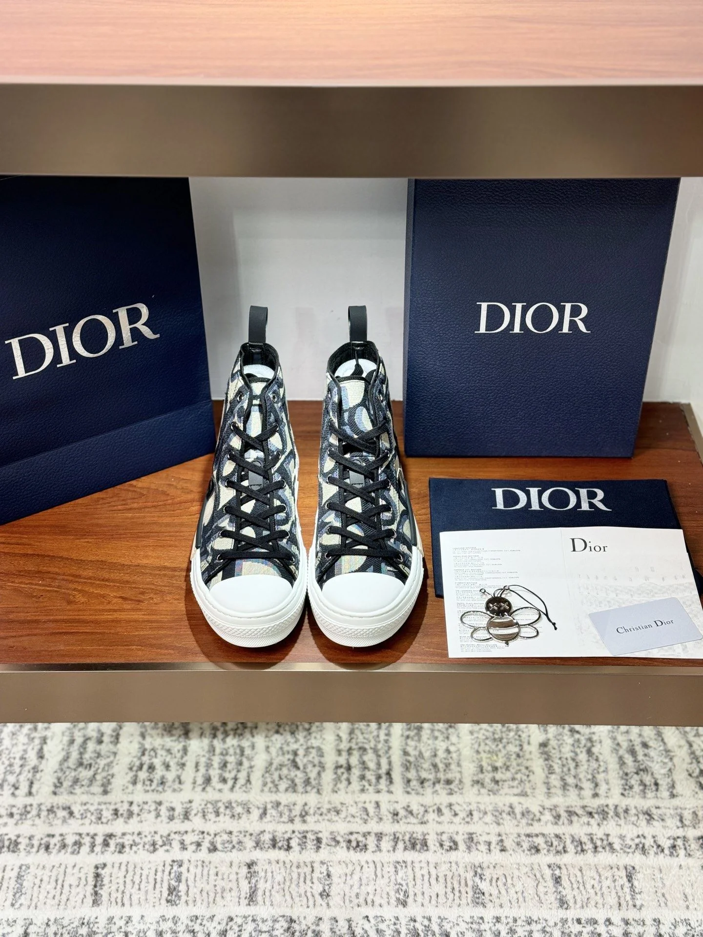 Trendsetting Christian Dior Flat Shoes 21223