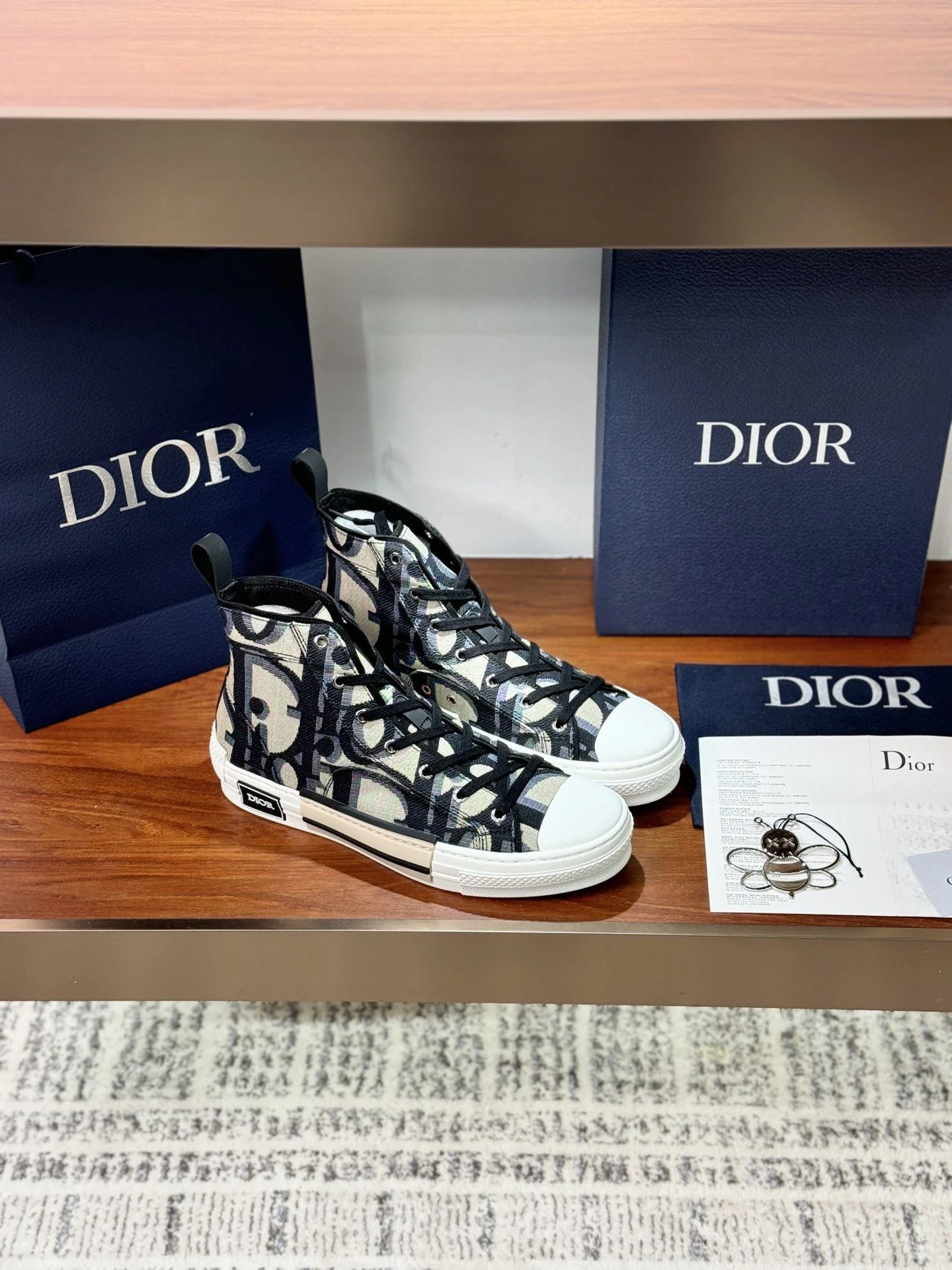 Trendsetting Christian Dior Flat Shoes 21223