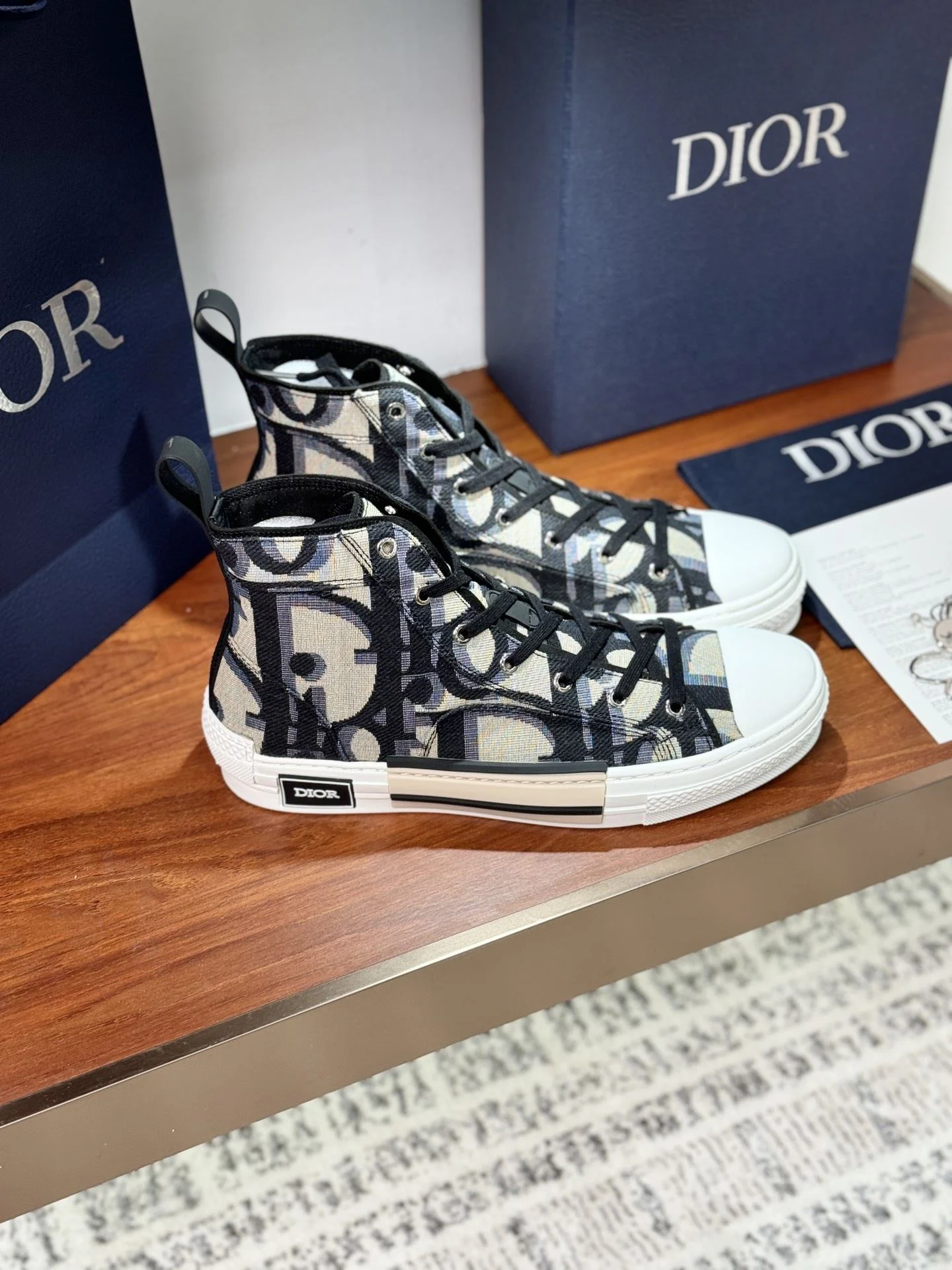 Trendsetting Christian Dior Flat Shoes 21223