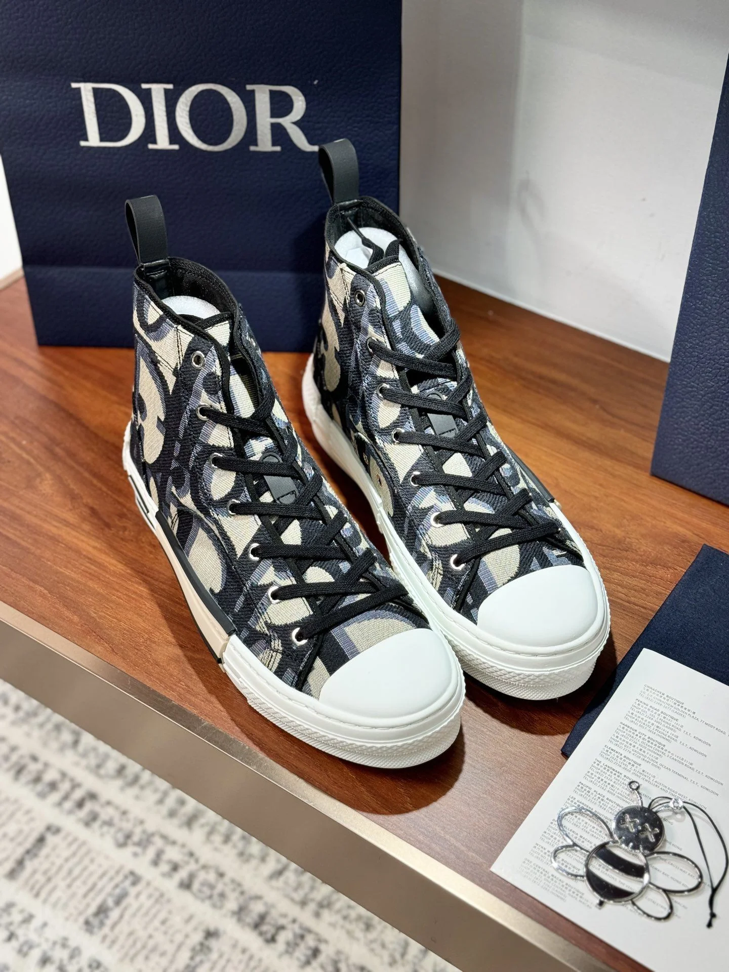 Trendsetting Christian Dior Flat Shoes 21223