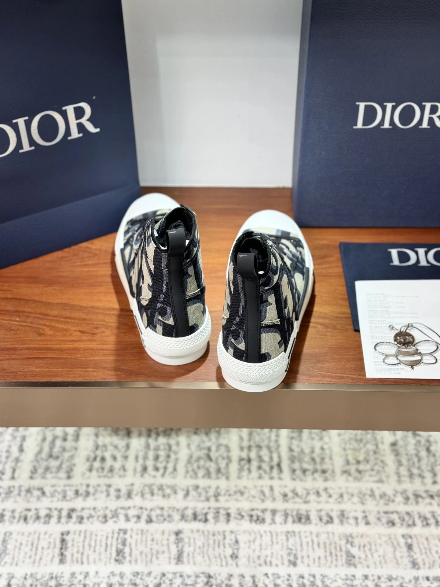 Trendsetting Christian Dior Flat Shoes 21223