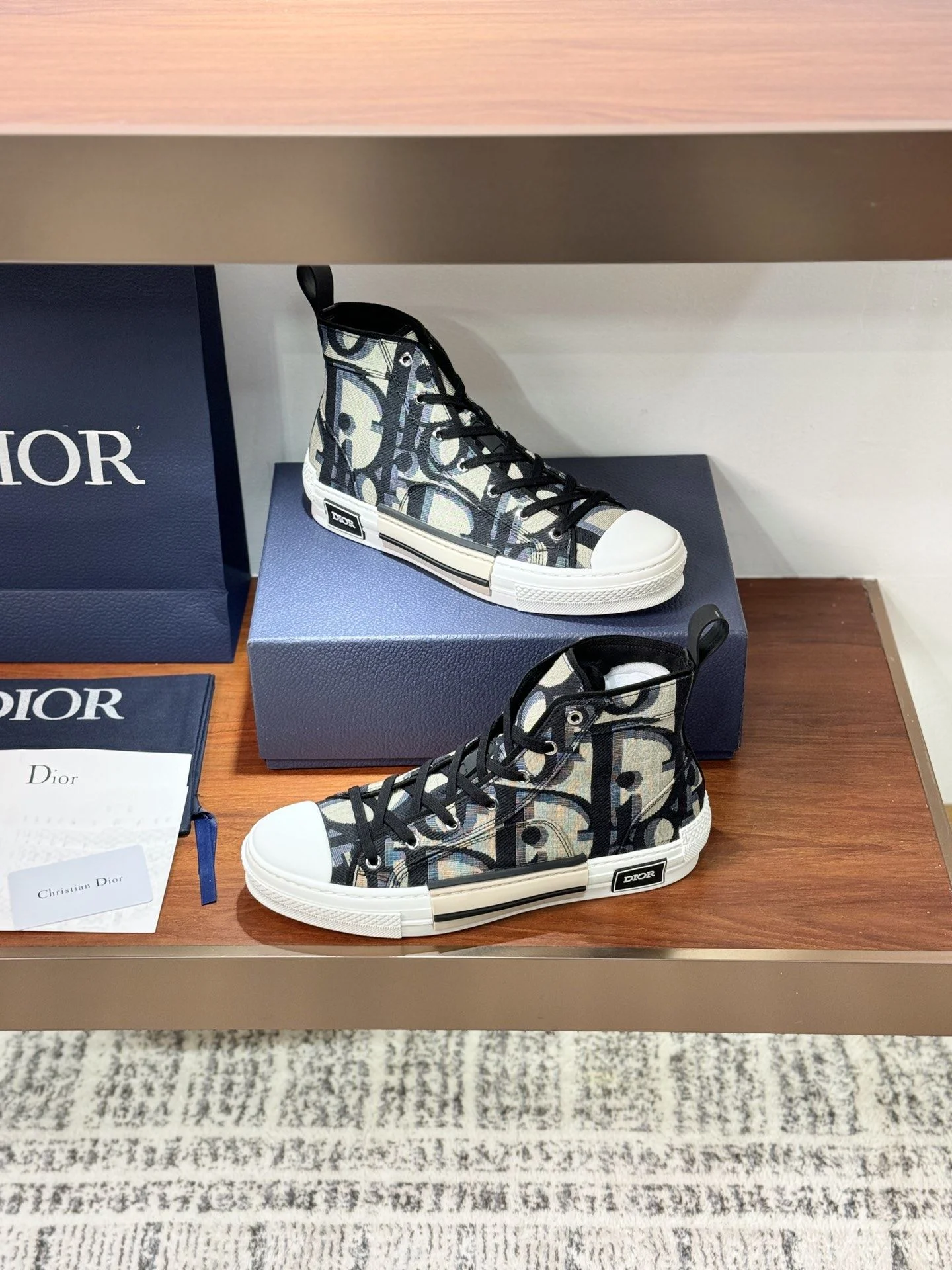 Trendsetting Christian Dior Flat Shoes 21223
