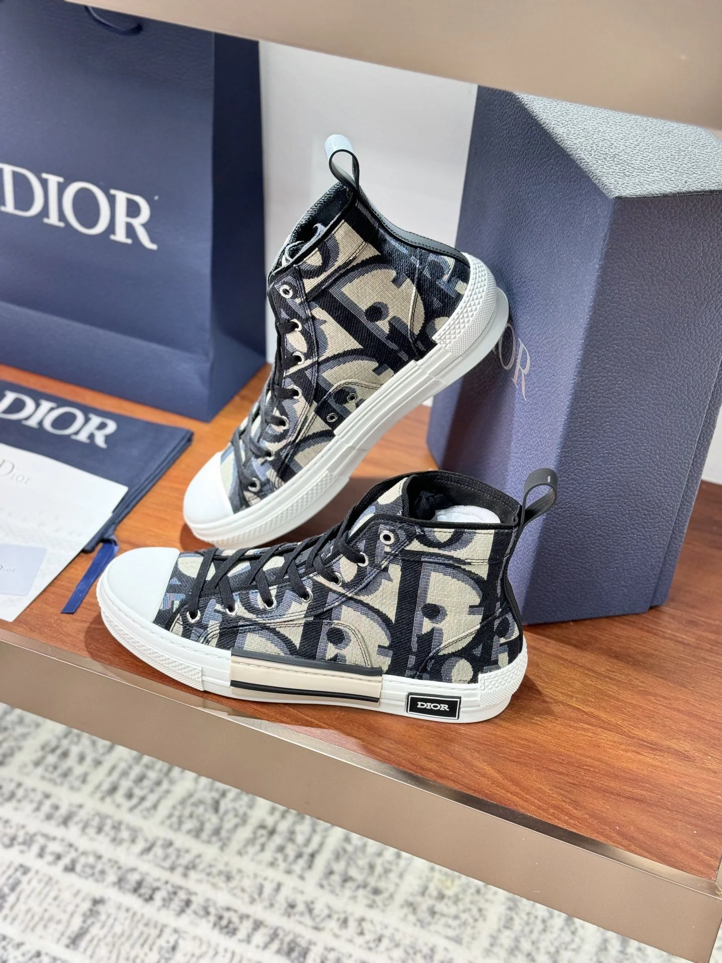 Trendsetting Christian Dior Flat Shoes 21223