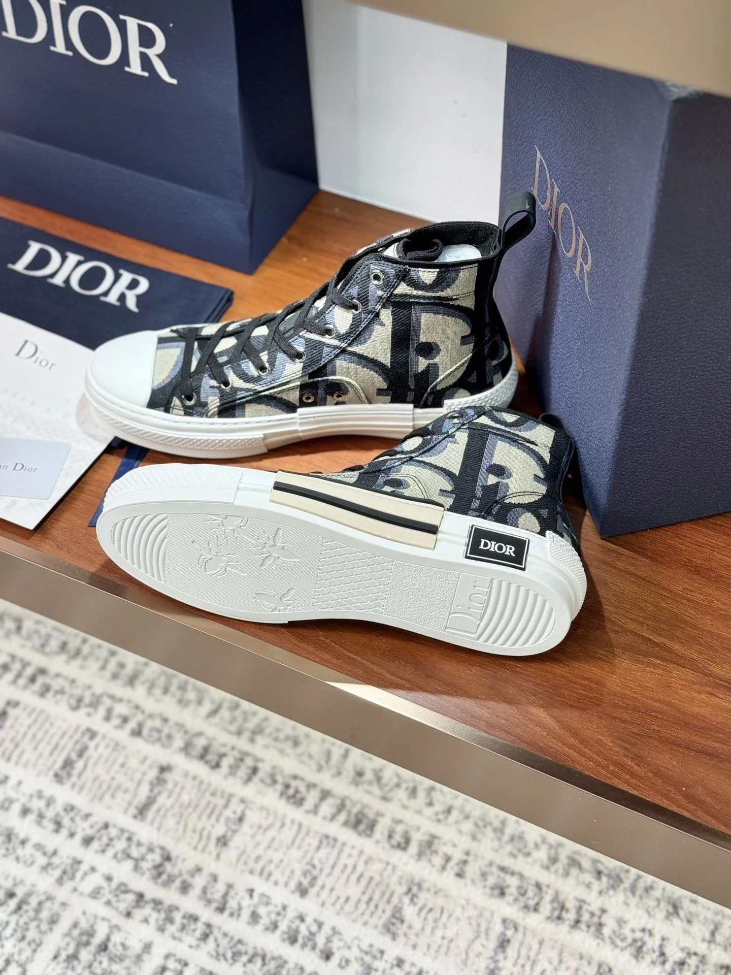Trendsetting Christian Dior Flat Shoes 21223