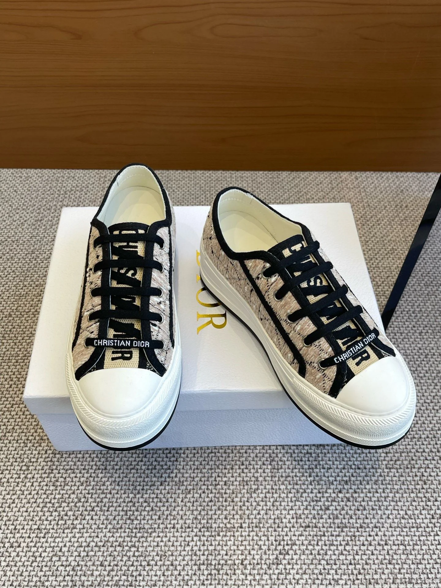 Sleek Christian Dior Flat Shoes 21209