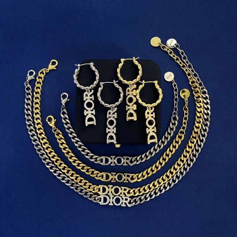 Minimalist Christian Dior Necklaces 235977