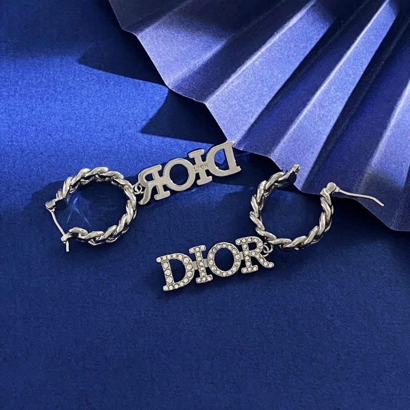 Minimalist Christian Dior Necklaces 235977