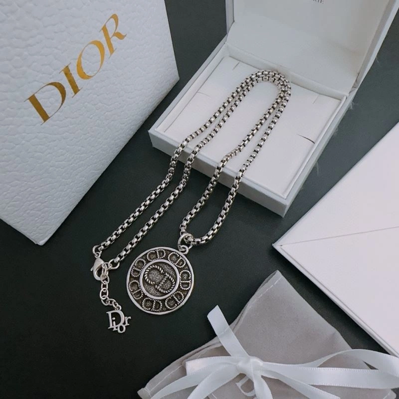 Snug Christian Dior Necklaces 235713