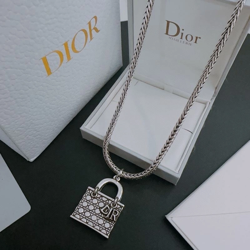 Christian Dior Necklaces Snug 235706