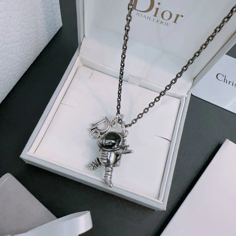 Timeless Christian Dior Necklaces 235479