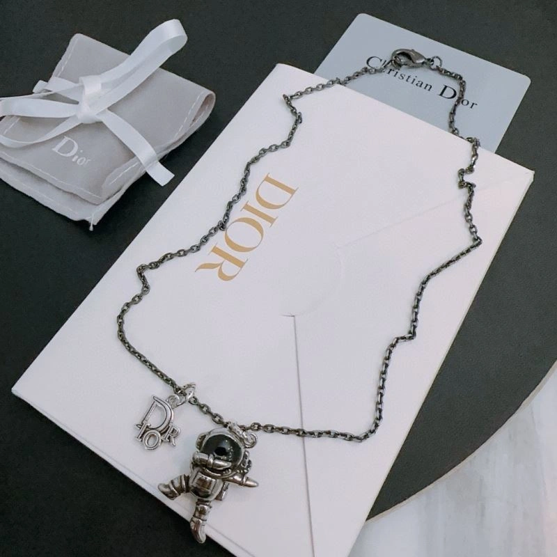 Timeless Christian Dior Necklaces 235479