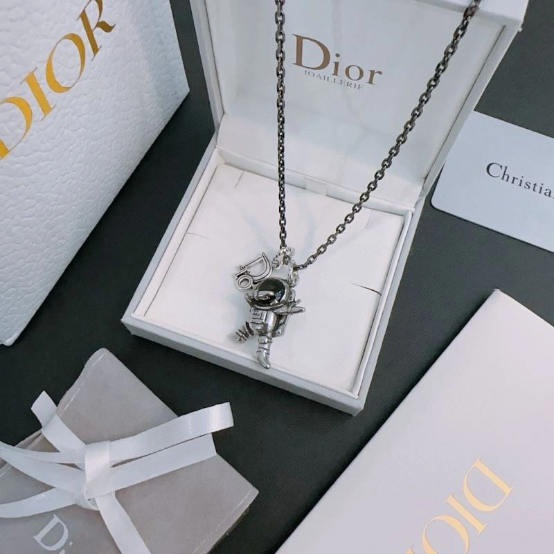Timeless Christian Dior Necklaces 235479