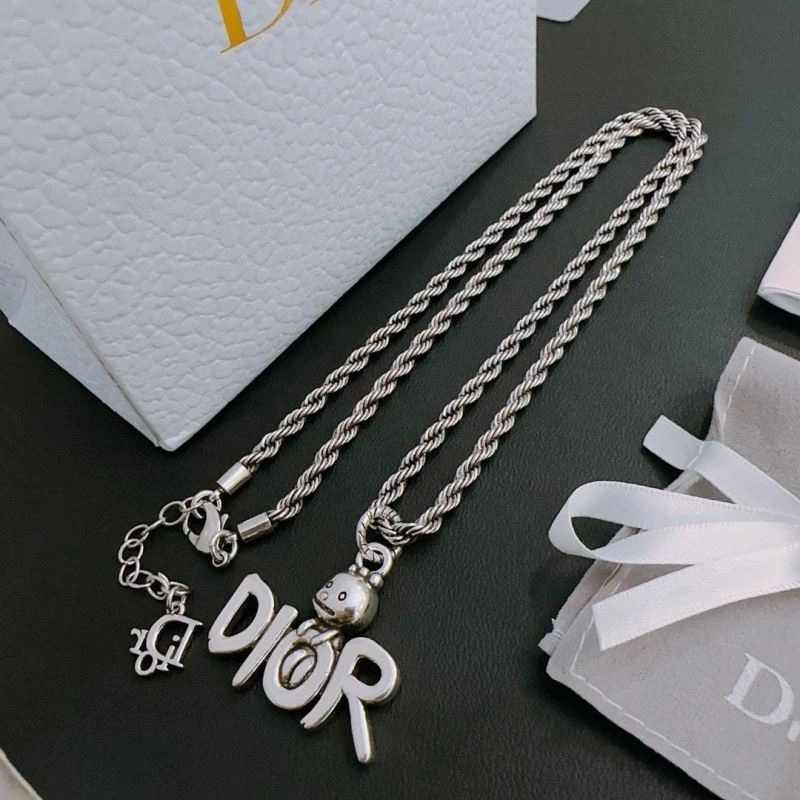 Minimalist Christian Dior Necklaces 235204