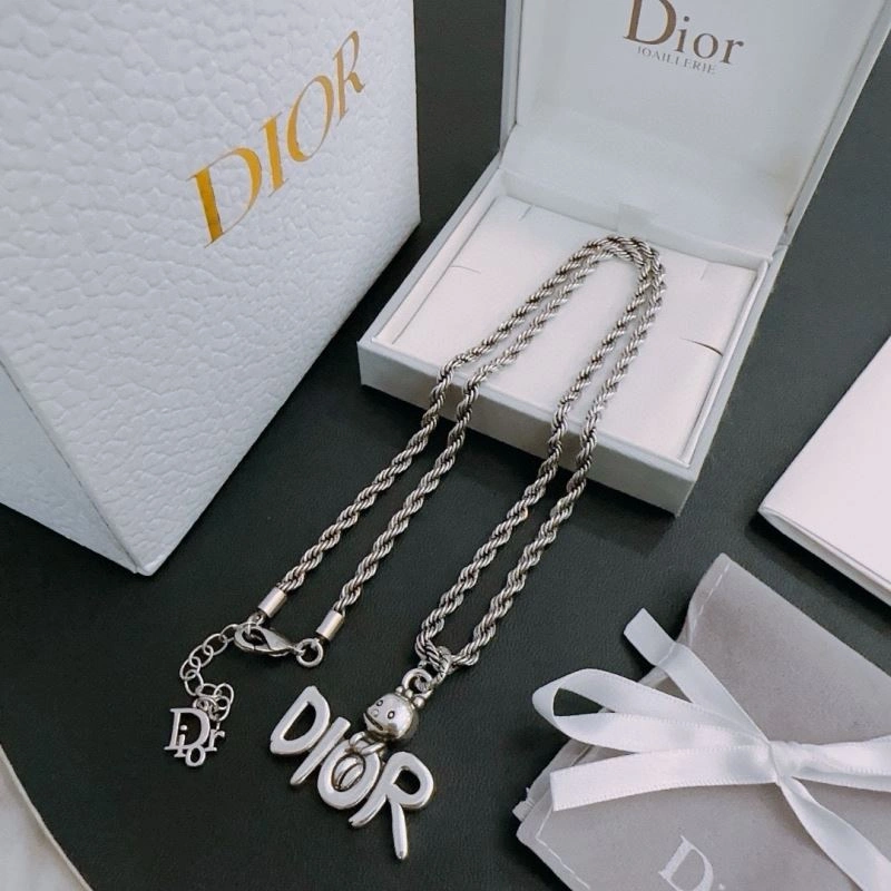Minimalist Christian Dior Necklaces 235204