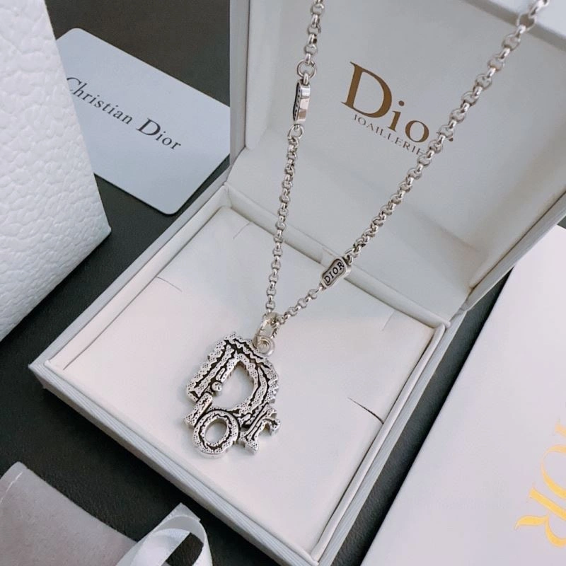Flexible Christian Dior Necklaces 234738