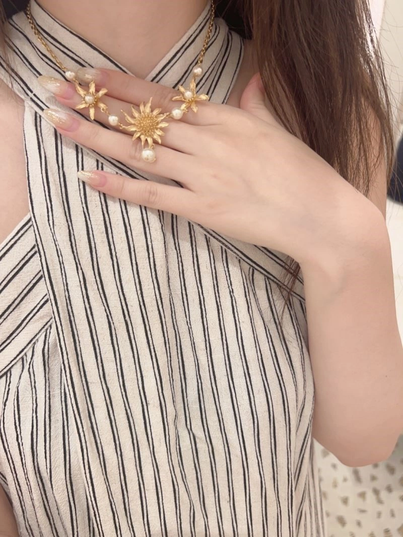 Bold Christian Dior Necklaces 234102
