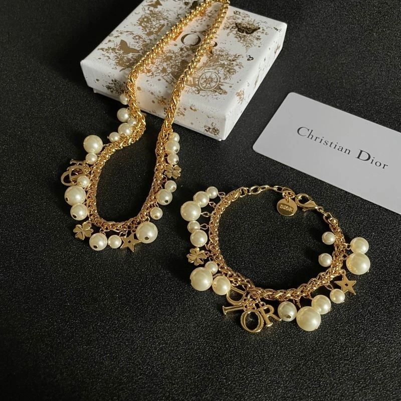 Elegant Christian Dior Necklaces 233338