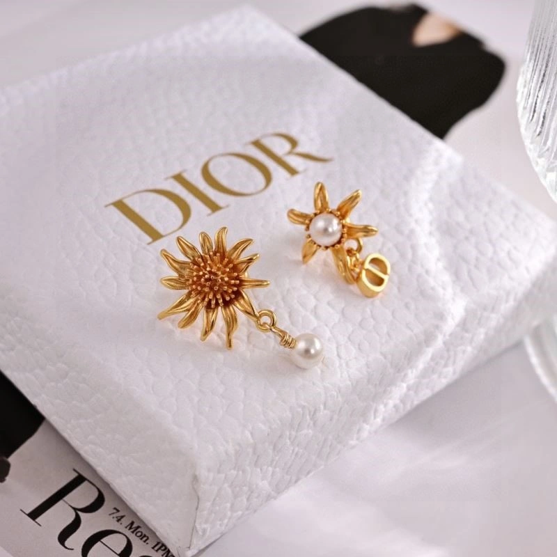 Compact Christian Dior Necklaces 233099